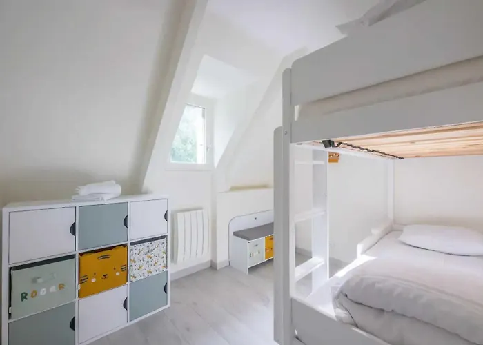 Holiday home Charming House With Garden In With Pool