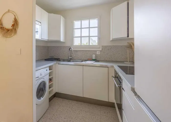 Holiday home Charming House With Garden In With Pool